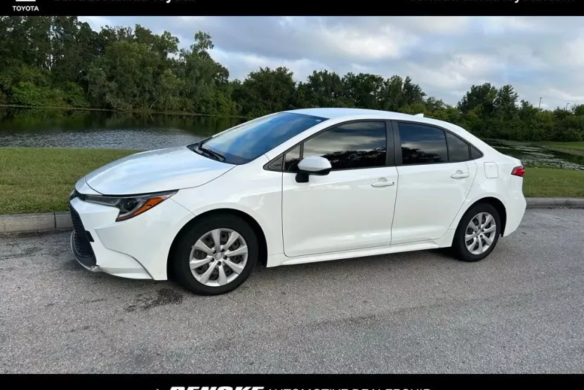 2022 Toyota Corolla LE photo 1