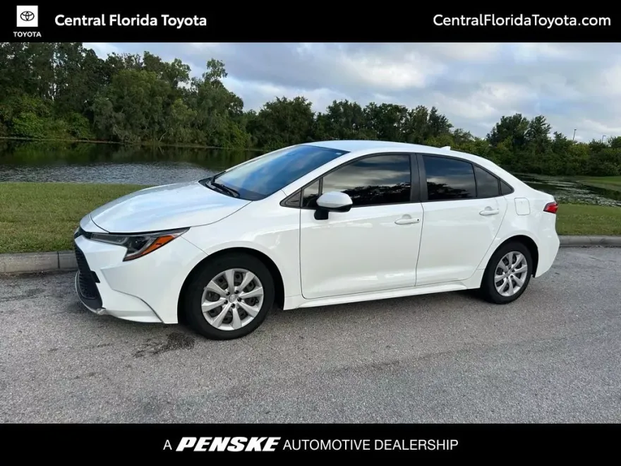 2022 Toyota Corolla LE photo 1