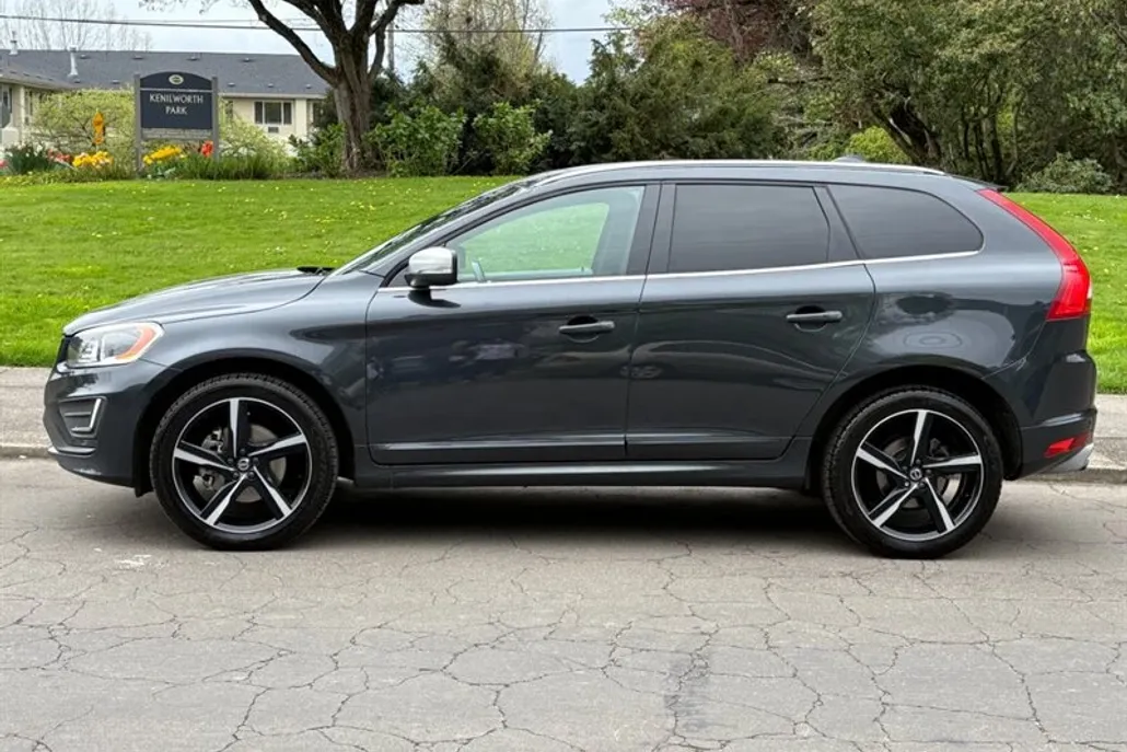 2015 Volvo XC60 T6 R-Design Platinum photo 1