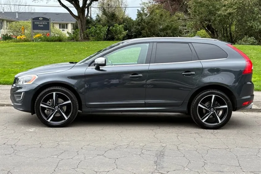 2015 Volvo XC60 T6 R-Design Platinum photo 1