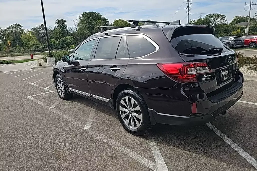 2017 Subaru Outback 2.5i Touring photo 1