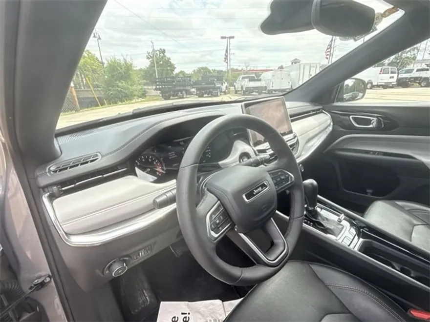 2023 Jeep Compass Limited photo 1