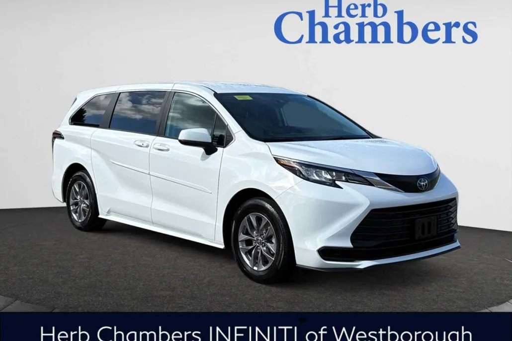 2023 Toyota Sienna LE photo 1