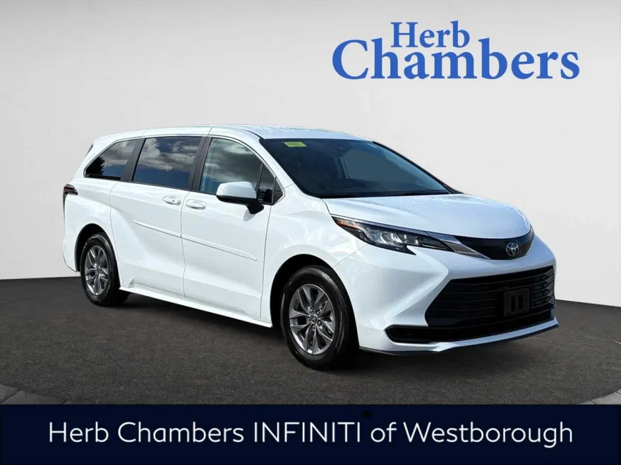 2023 Toyota Sienna LE photo 1