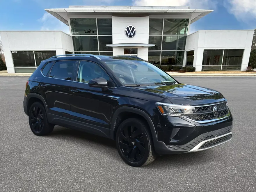 2024 Volkswagen Taos SE photo 1