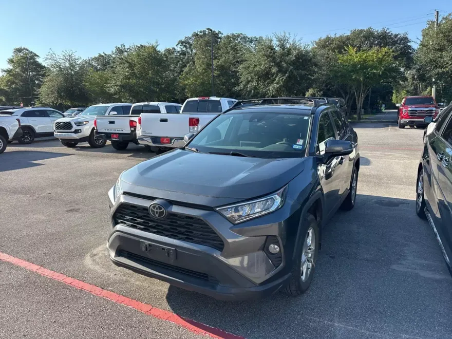 2020 Toyota RAV4 XLE photo 1