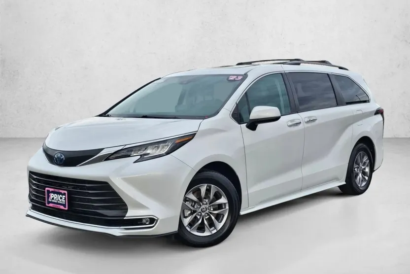 2023 Toyota Sienna XLE photo 1