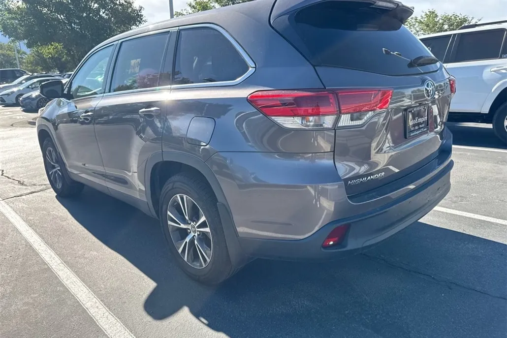 2019 Toyota Highlander LE Plus photo 1