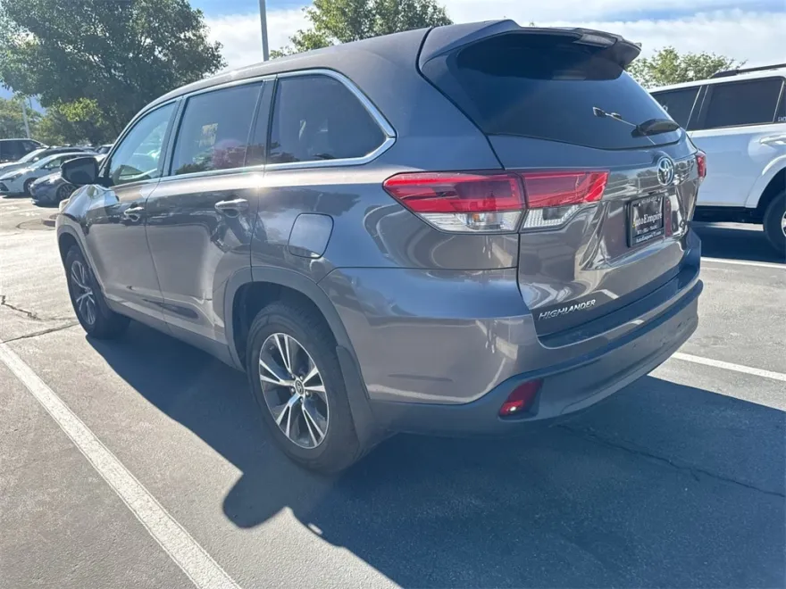 2019 Toyota Highlander LE Plus photo 1