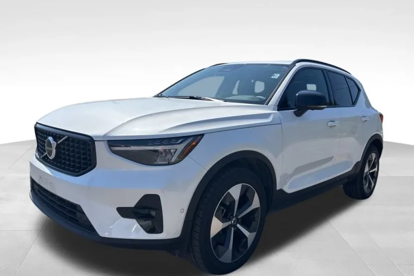 2024 Volvo XC40 Plus photo 1