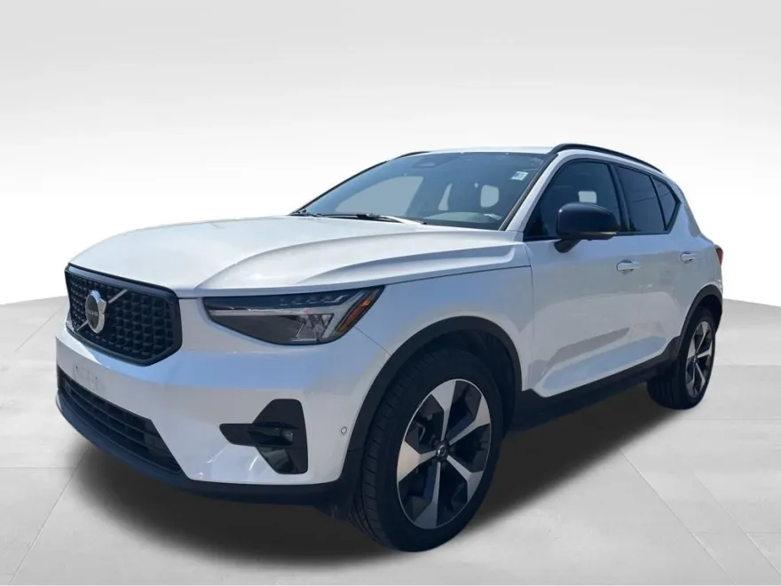 2024 Volvo XC40 Plus photo 1