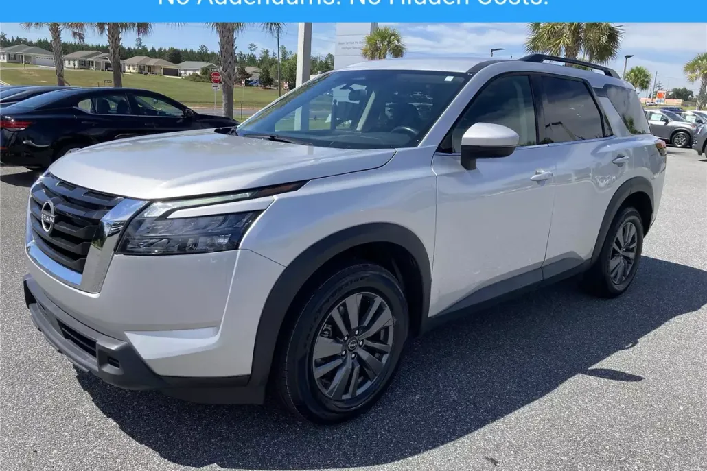 2024 Nissan Pathfinder LE photo 1