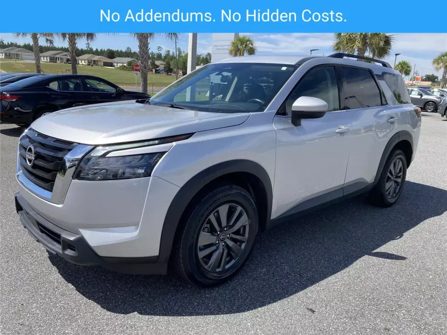 2024 Nissan Pathfinder LE photo 1