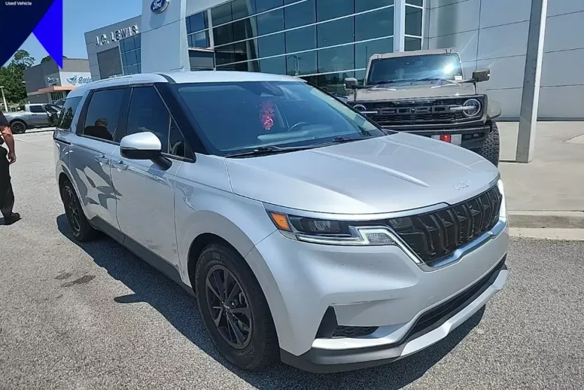 2022 Kia Carnival LX photo 1