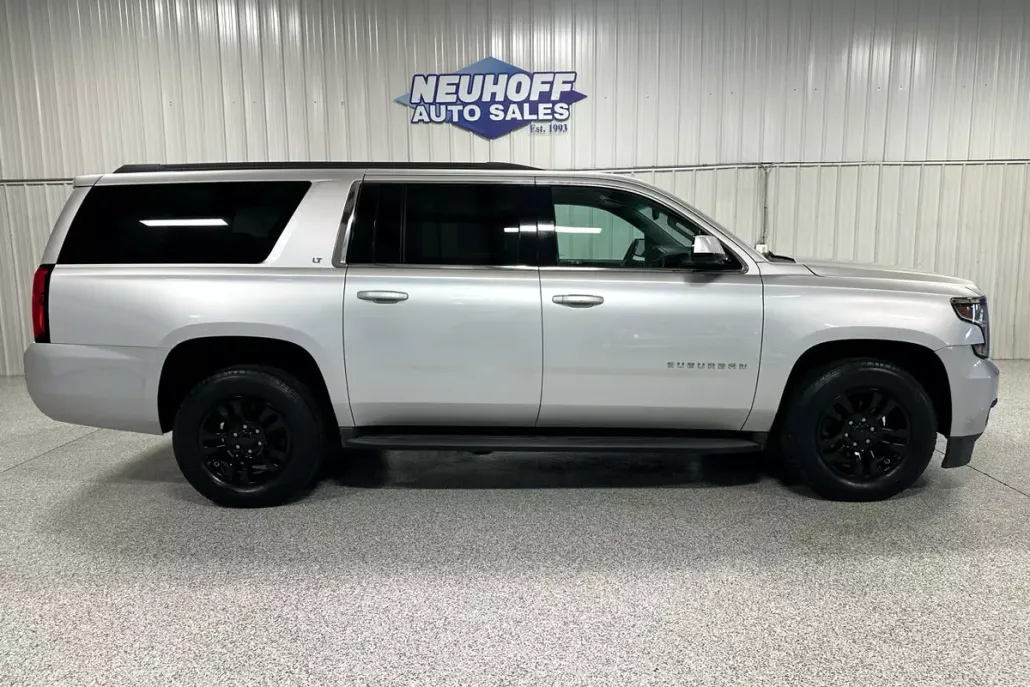 2018 Chevrolet Suburban LT photo 1