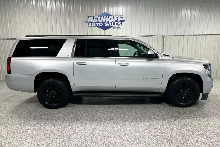 2018 Chevrolet Suburban LT photo 1