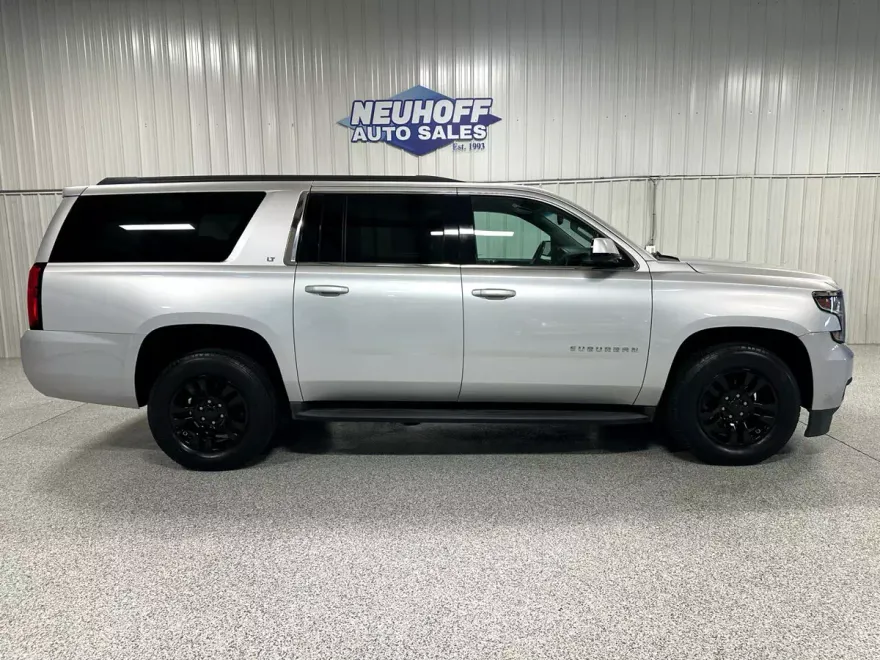 2018 Chevrolet Suburban LT photo 1