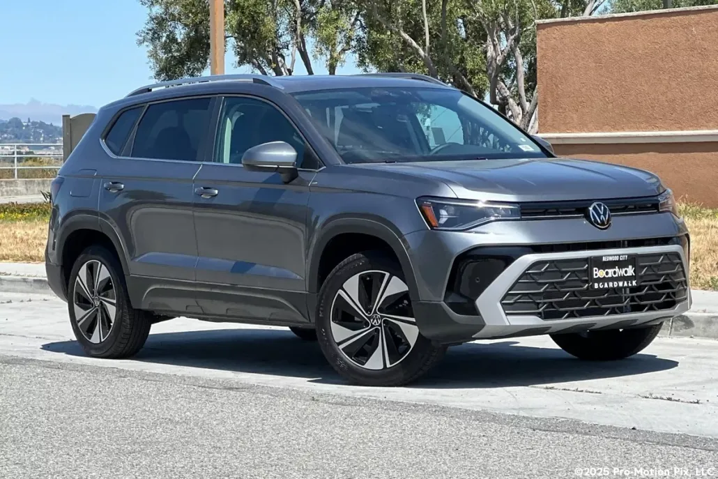2025 Volkswagen Taos SE photo 1