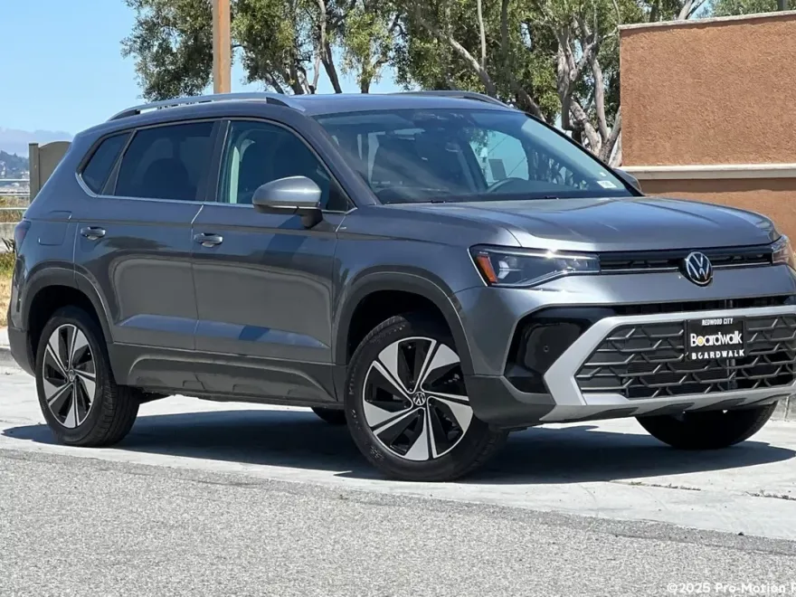 2025 Volkswagen Taos SE photo 1