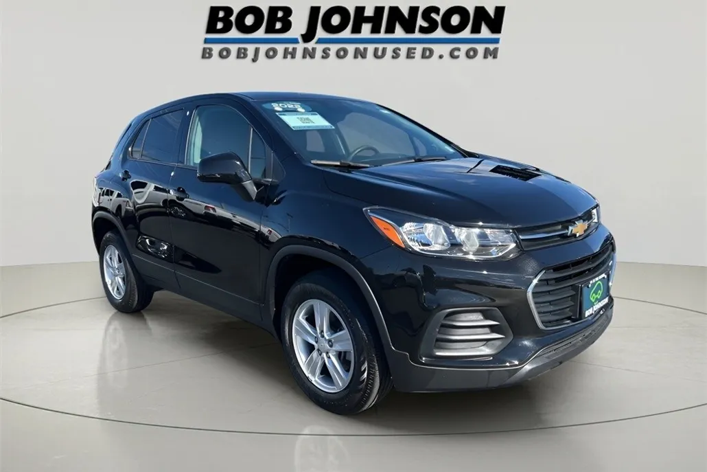 2022 Chevrolet Trax LS photo 1