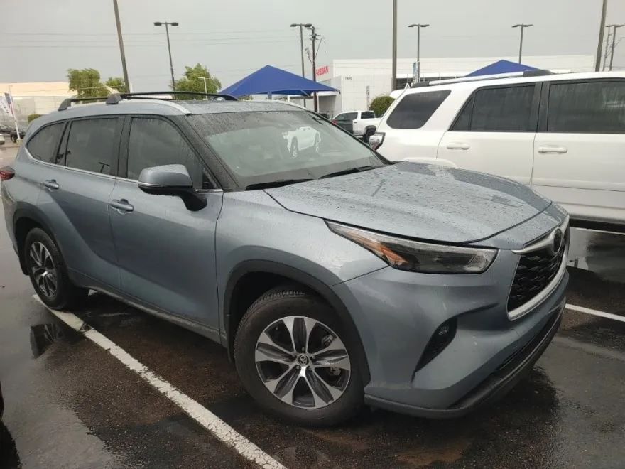 2024 Toyota Highlander XLE photo 1