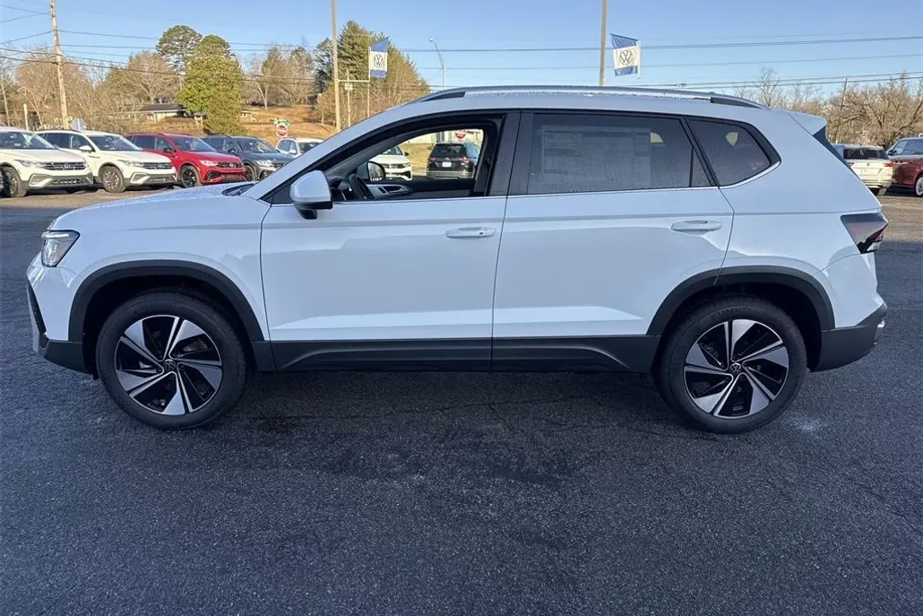 2025 Volkswagen Taos SE photo 1