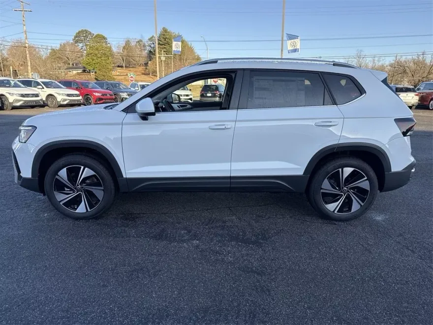 2025 Volkswagen Taos SE photo 1