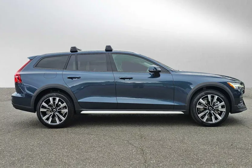 2026 Volvo V60 Cross Country B5 photo 1