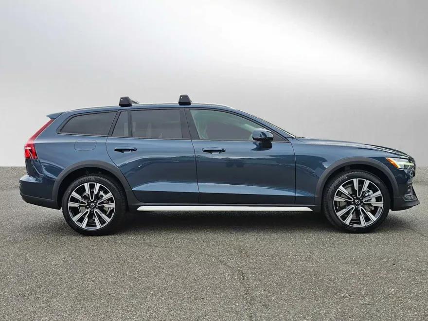 2026 Volvo V60 Cross Country B5 photo 1