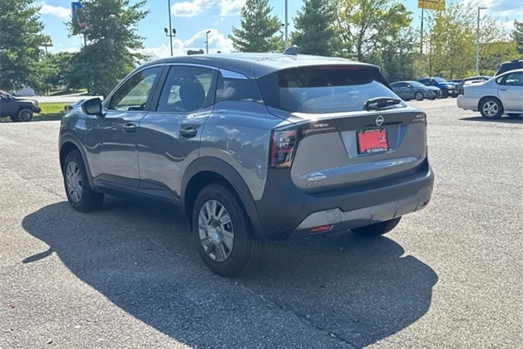 2025 Nissan Kicks S photo 1