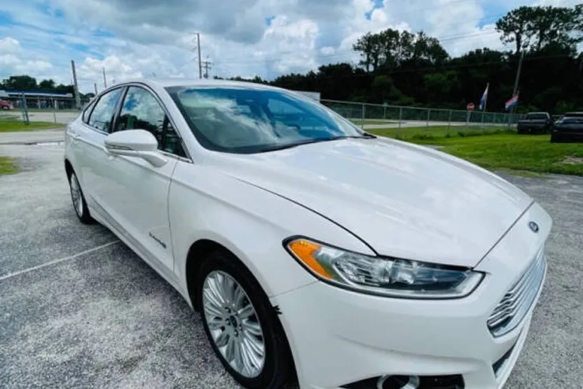 2013 Ford Fusion Hybrid SE photo 1