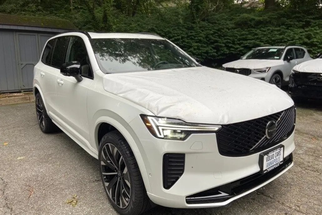 2026 Volvo XC90 T8 photo 1