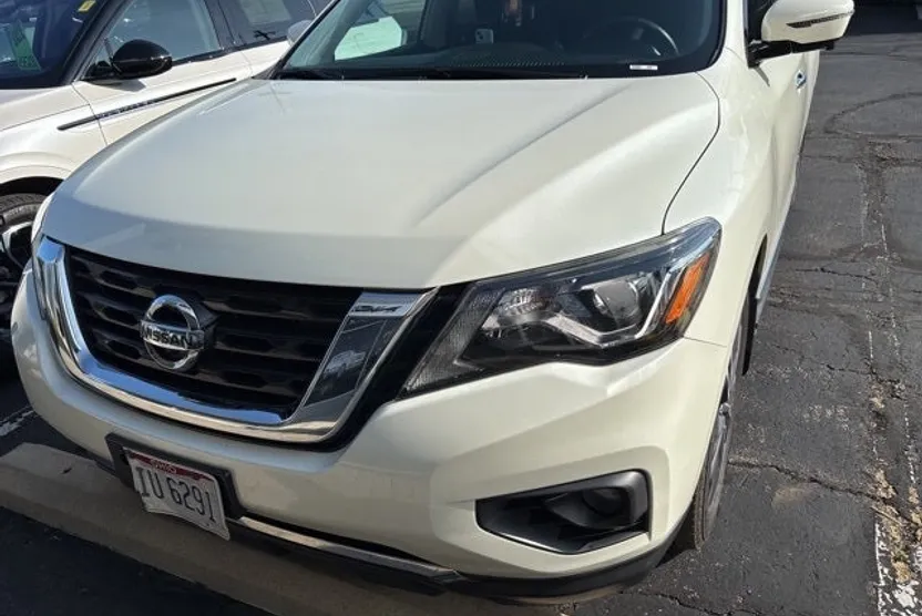 2017 Nissan Pathfinder Platinum photo 1
