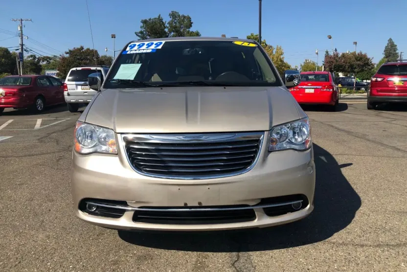 2013 Chrysler Town & Country photo 1