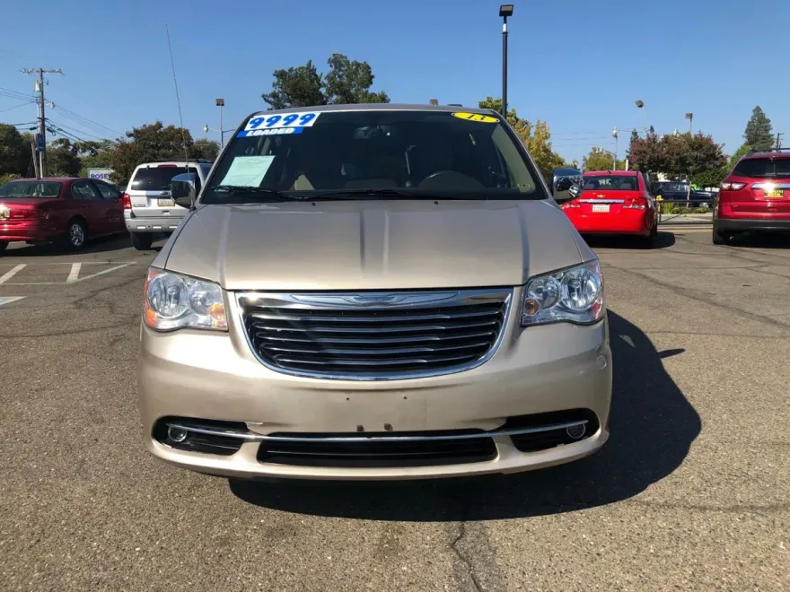 2013 Chrysler Town & Country photo 1