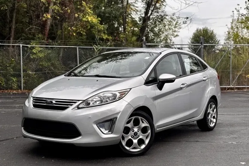2012 Ford Fiesta SEL photo 1