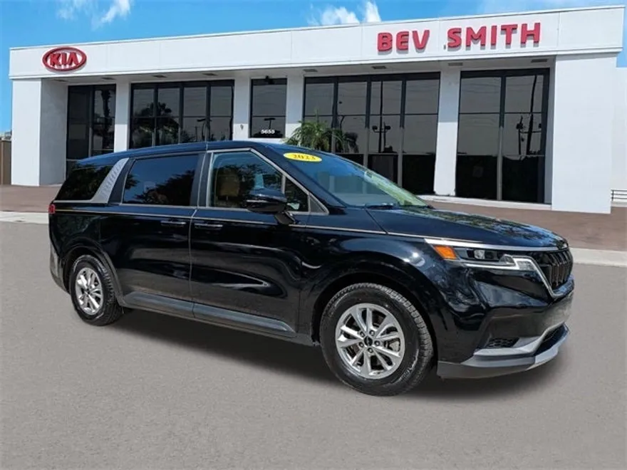 2023 Kia Carnival LX photo 1