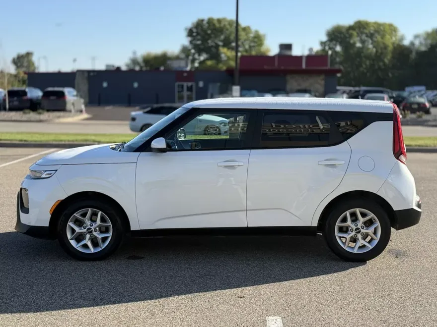 2022 Kia Soul LX photo 1