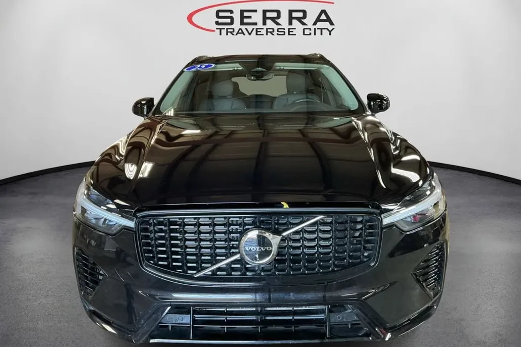 2025 Volvo XC60 Hybrid T8 Plus photo 1