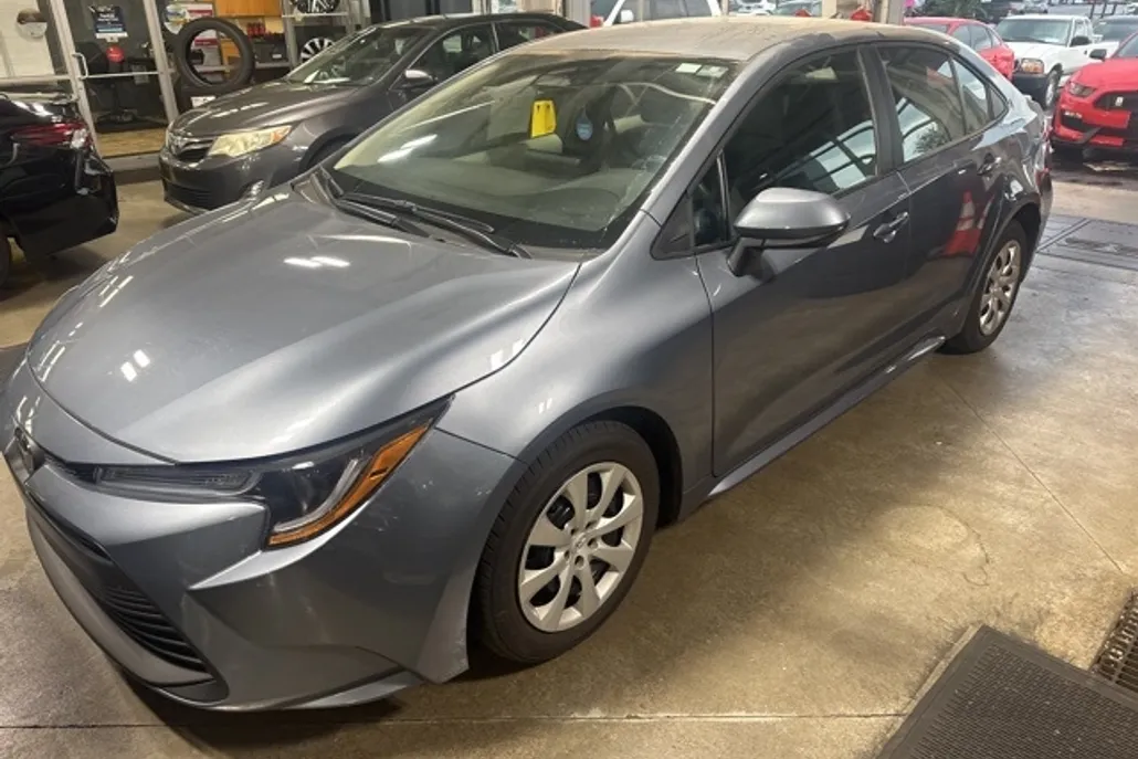 2024 Toyota Corolla LE photo 1