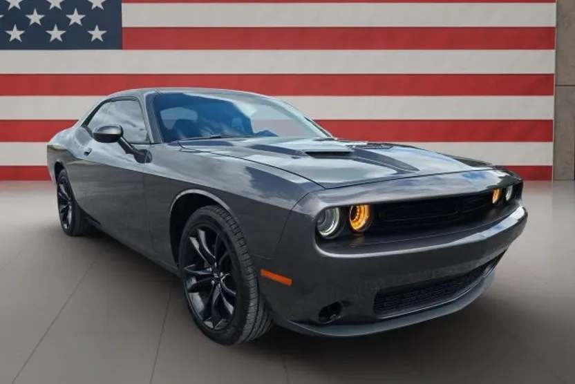 2018 Dodge Challenger SXT photo 1