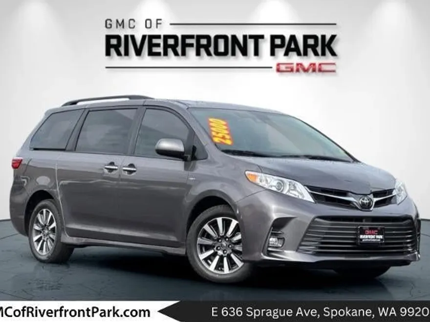 2018 Toyota Sienna XLE photo 1