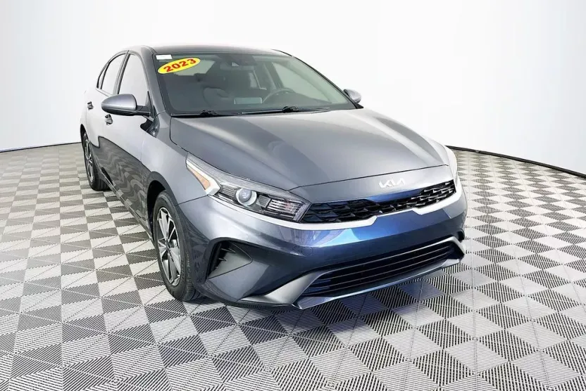 2023 Kia Forte LXS photo 1