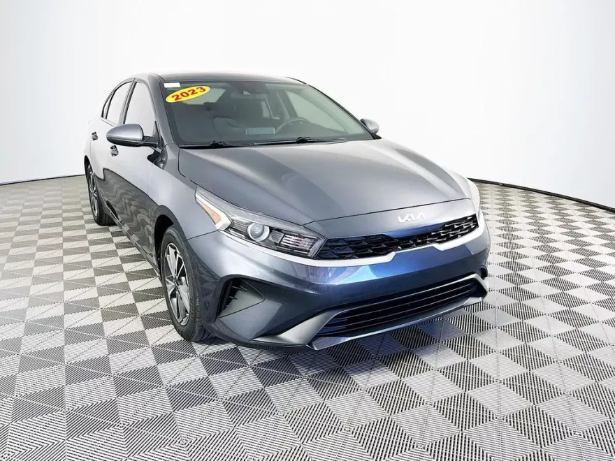 2023 Kia Forte LXS photo 1