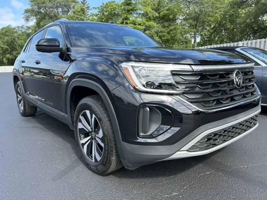 2024 Volkswagen Atlas Cross Sport SE photo 1