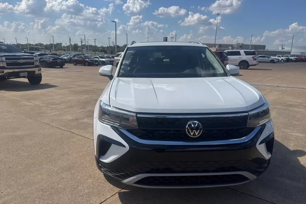 2024 Volkswagen Taos SE photo 1