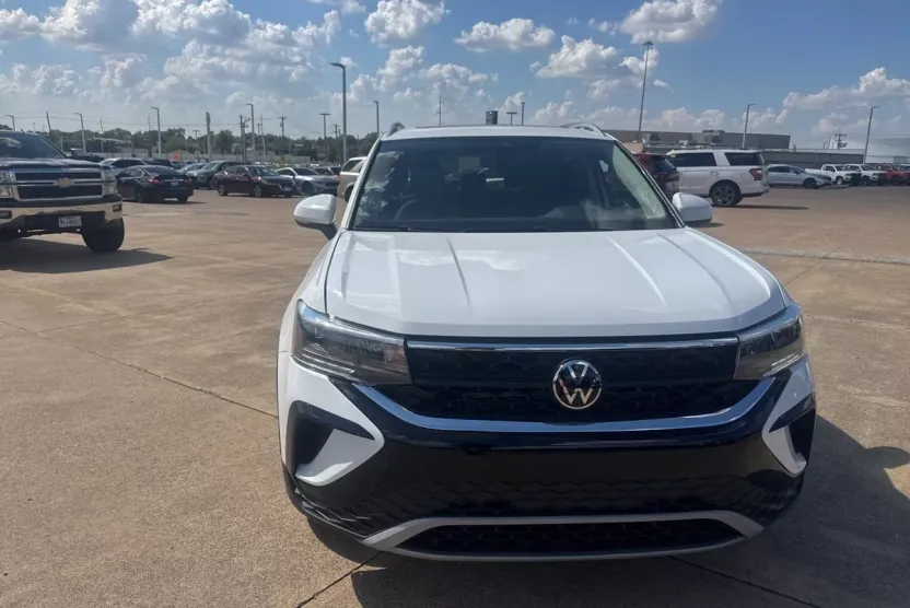 2024 Volkswagen Taos SE photo 1