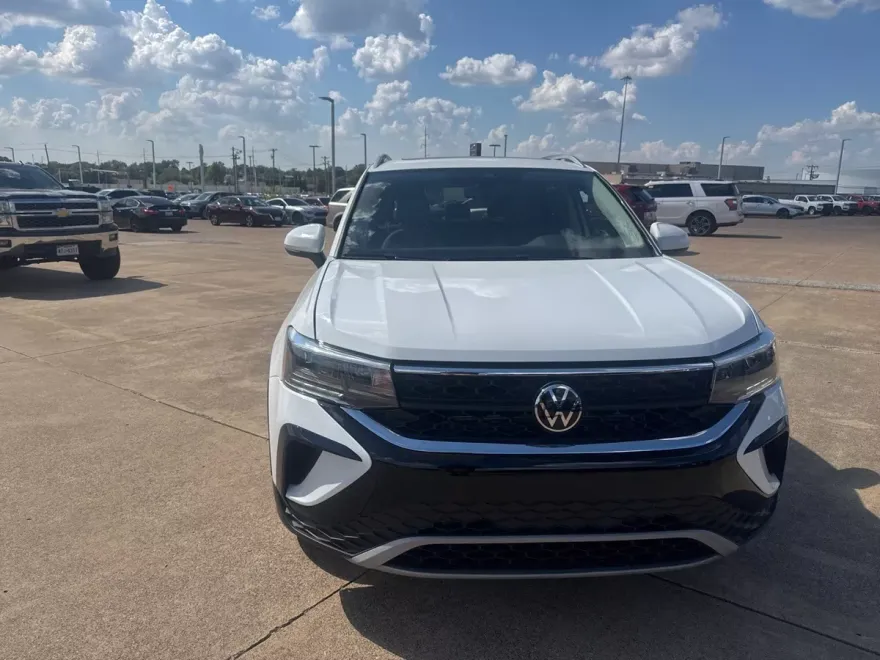 2024 Volkswagen Taos SE photo 1
