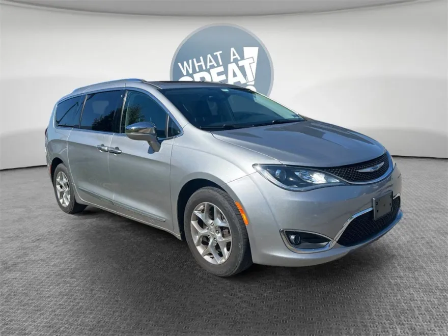 2018 Chrysler Pacifica Limited photo 1