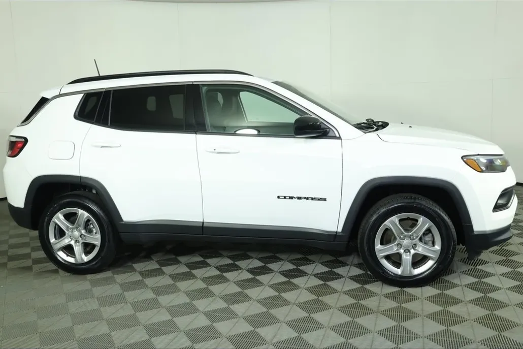 2023 Jeep Compass Latitude photo 1